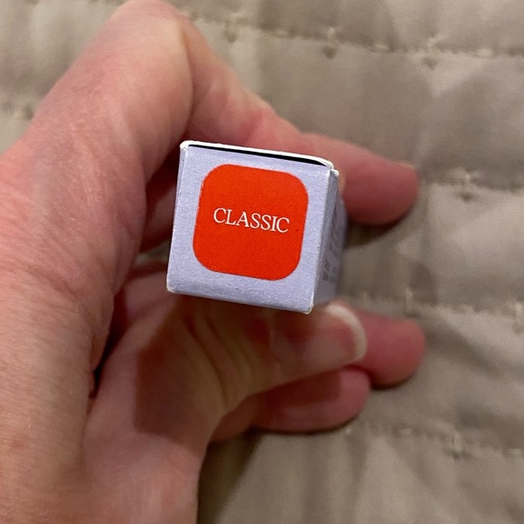 New in box Saie Classic Lip Plump Matte lipstick - Picture 2 of 2